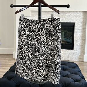 Fashionable Anne Taylor just Below Knee Length Skirt